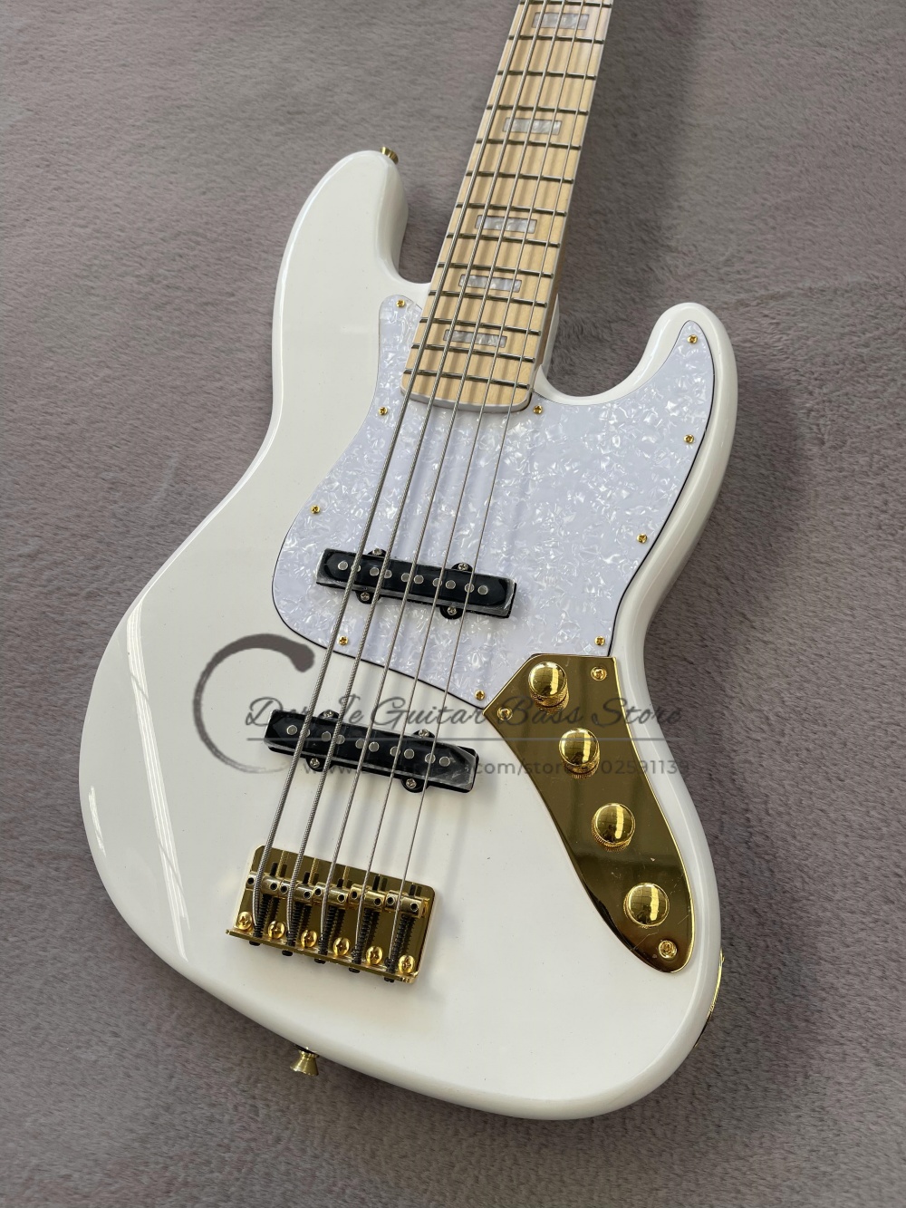 5-snarige witte bas, gouden va - Bass Guitar Fretless recensie en prijs