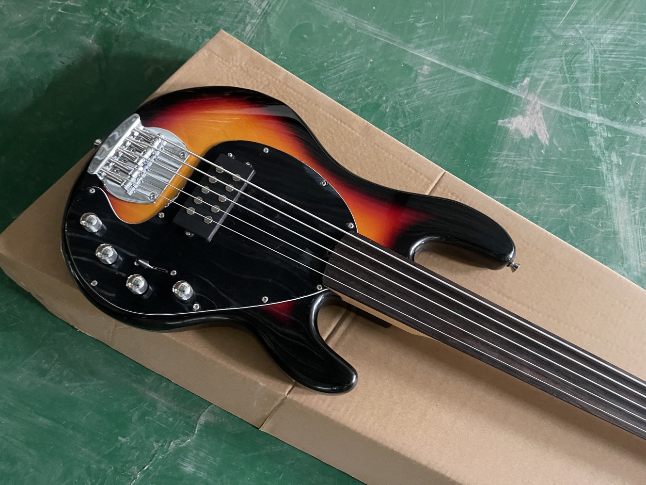 5-snarige zonsondergang basgit - Bass Guitar Fretless recensie en prijs